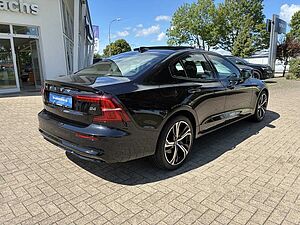 Volvo  B4 Plus Dark  Plus Dark