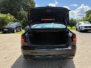 Volvo  B4 Plus Dark  Plus Dark