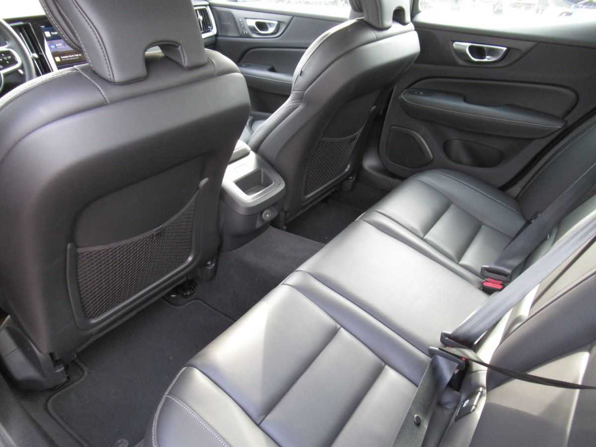 Volvo  B4 Benzin Plus Dark Automatik