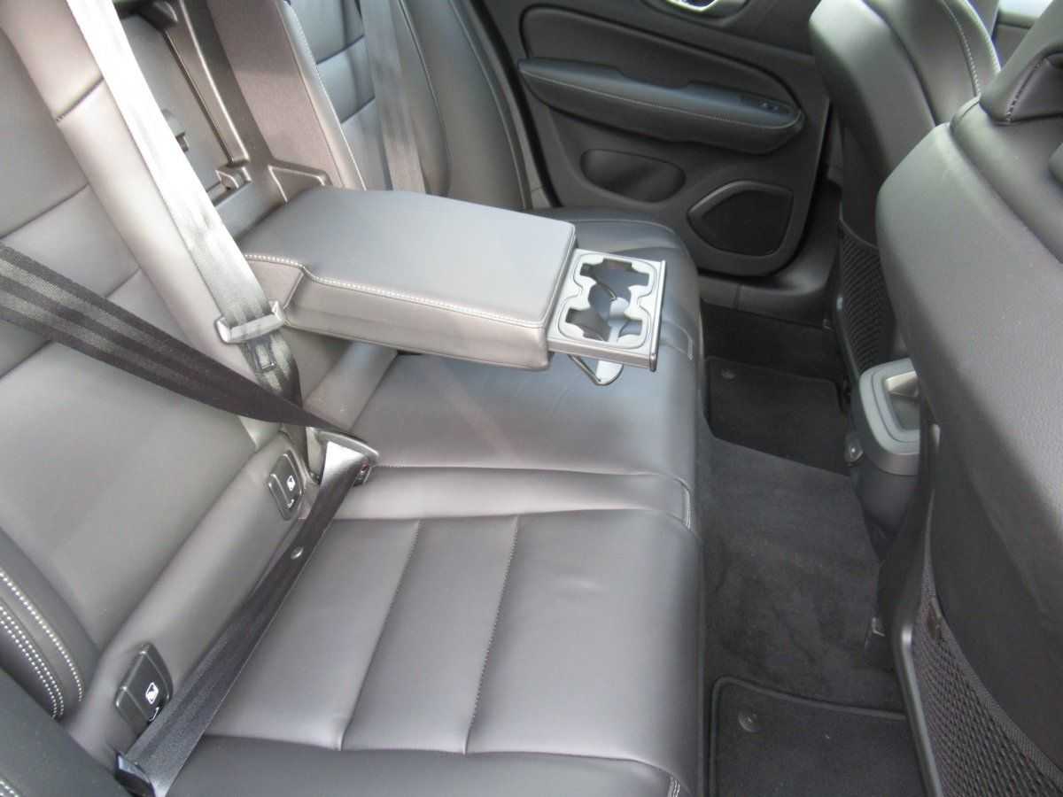 Volvo  B4 Benzin Plus Dark Automatik