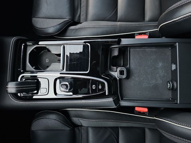 Volvo  T6 AWD Plug-in R Design NAVI LED 19LM PANO