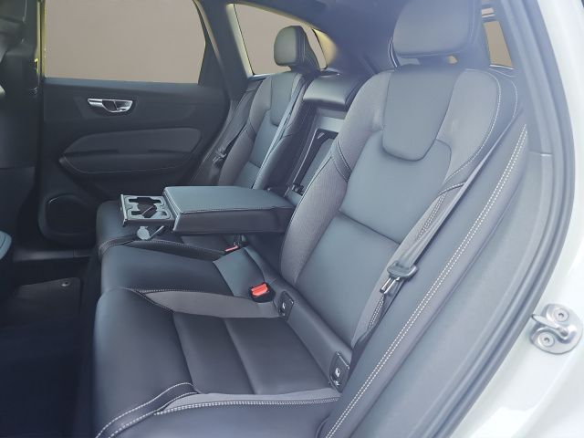 Volvo  B4 Plus Dark NAVI LED 20LM H&K SITZH FSH