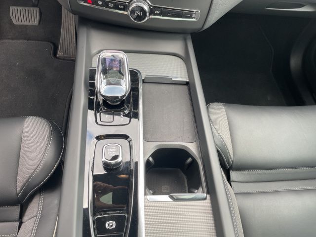 Volvo  B4 PLUS PANO NAVI 21LM LED H&K KAMERA