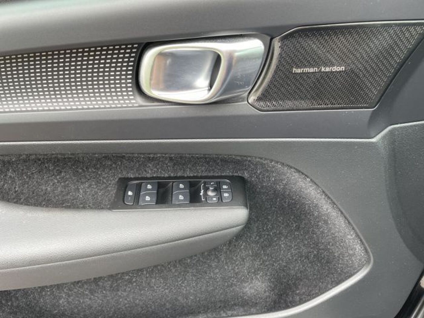 Volvo  B4 R-DESIGN PANO° 360 NAVI LED QI BLIS PDC
