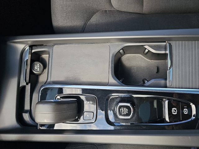 Volvo  B4 AWD Momentum Pro AHK PANO NAVI LED 18LM