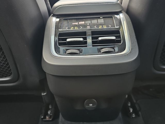 Volvo  B4 AWD Momentum Pro AHK PANO NAVI LED 18LM