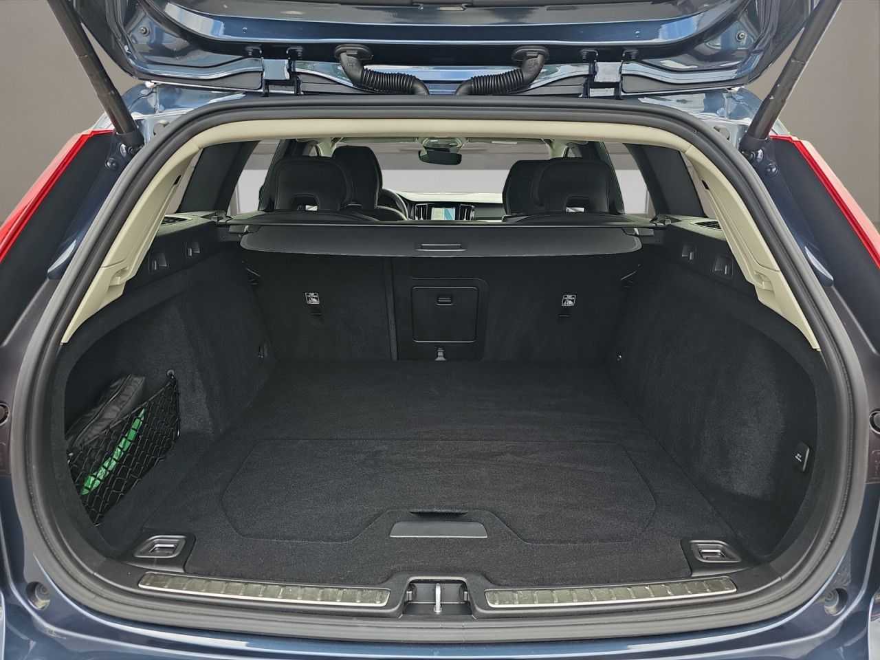 Volvo  B4 D Plus Dark ACC Navi Harman Kardon LED