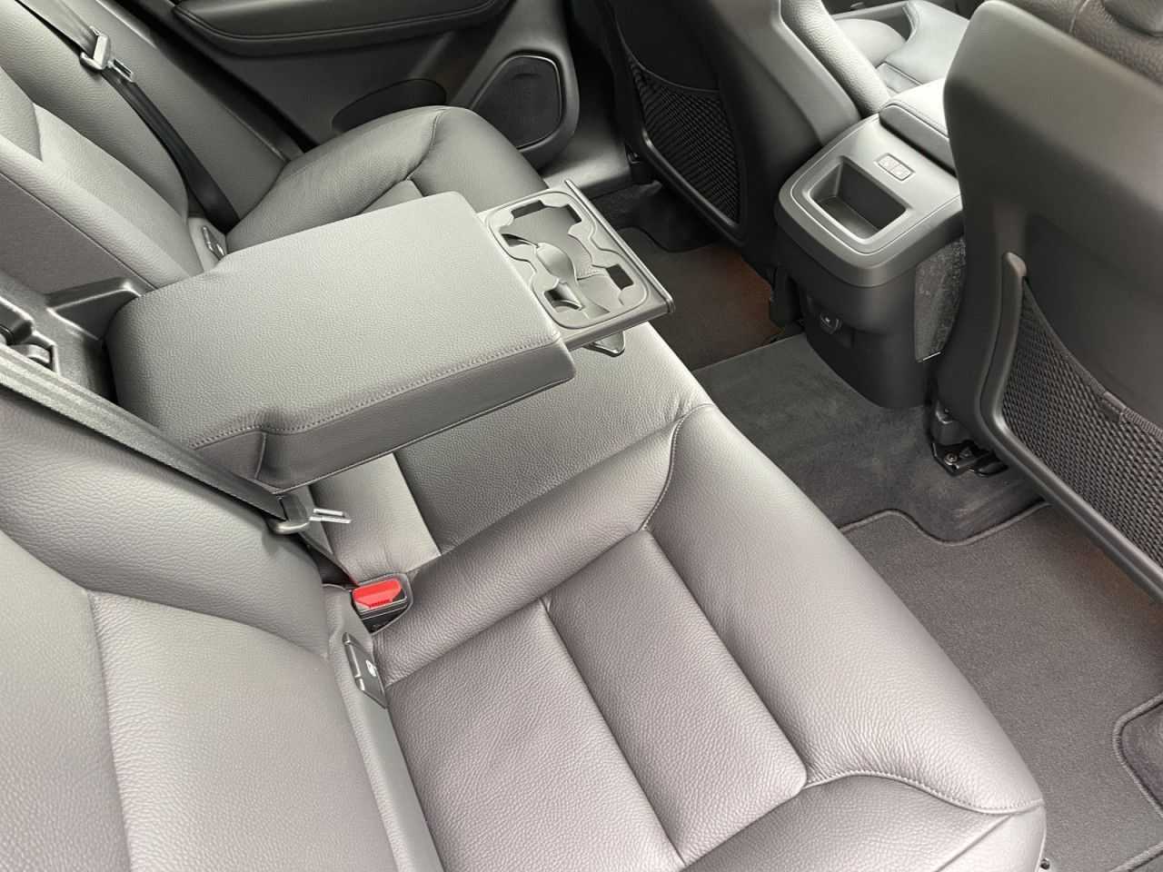 Volvo  B5 AWD Plus Dark AHK LED NAVI 19LM GJR