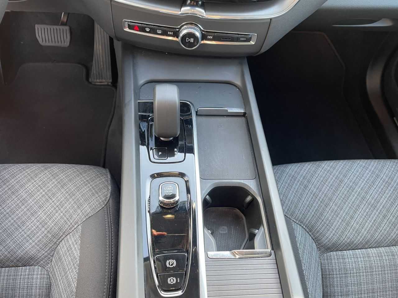 Volvo  B4 Core NAVI LED 19LM WINTER PAKET SITZH