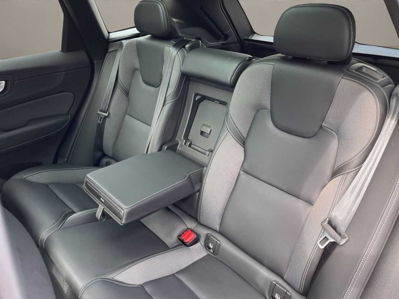 Volvo  T8 AWD Recharge R-Design LED