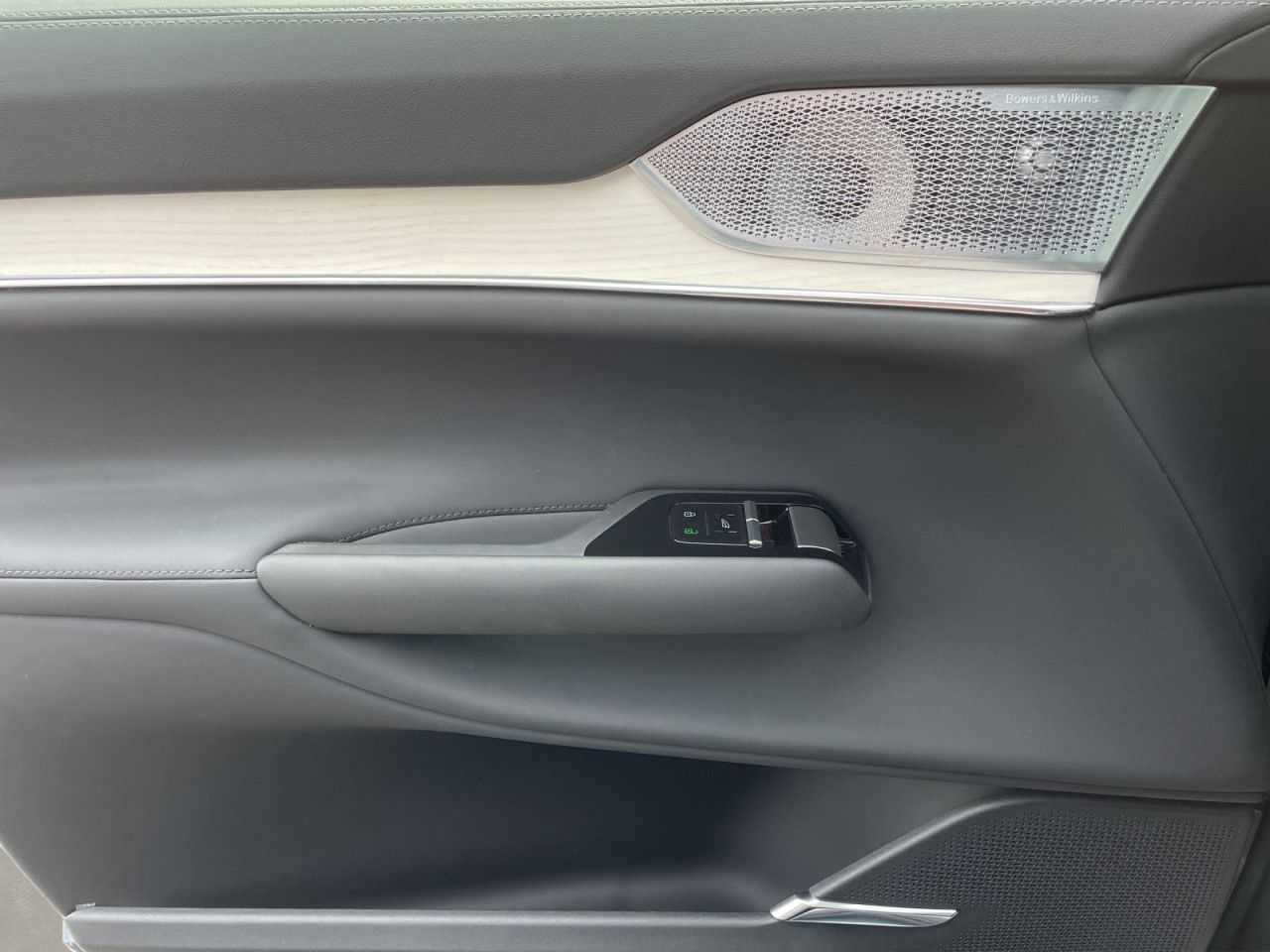 Volvo  Twin Motor AWD Ultra 7 AHK LUFT B&W 21LM