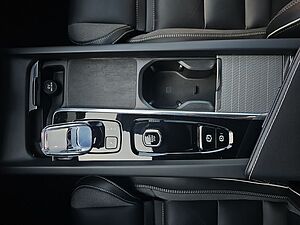 Volvo  B4 Plus Dark NAVI LED 20LM H&K SITZH FSH