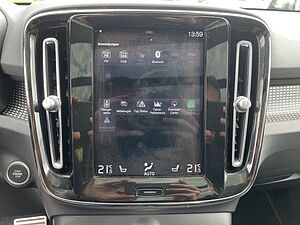 Volvo  B4 R-DESIGN PANO° 360 NAVI LED QI BLIS PDC
