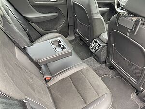 Volvo  B4 R-DESIGN PANO° 360 NAVI LED QI BLIS PDC