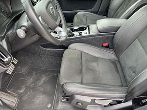 Volvo  B4 R-DESIGN PANO° 360 NAVI LED QI BLIS PDC