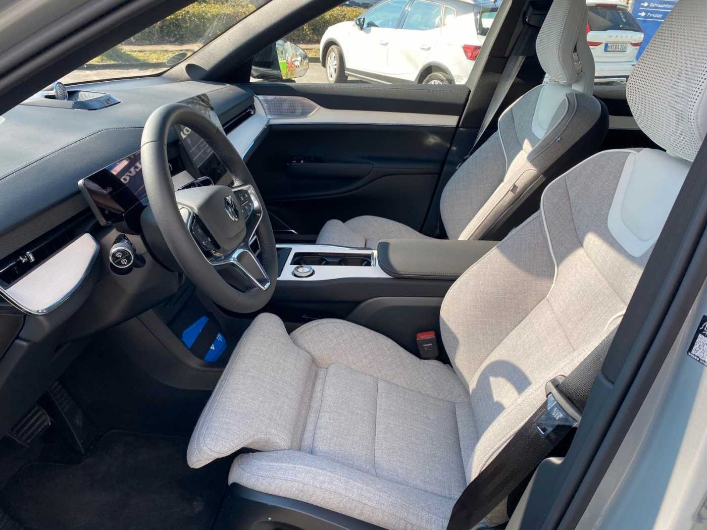 Volvo  Ultra Twin Motor AWD, 7 Sitzer, B&W, 22'