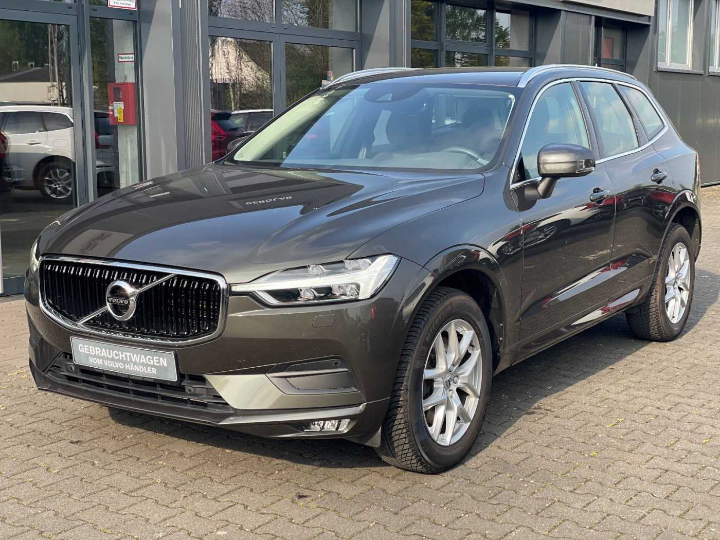 Volvo  D4 AWD Momentum  Kamera Navi SHZ ToteWin
