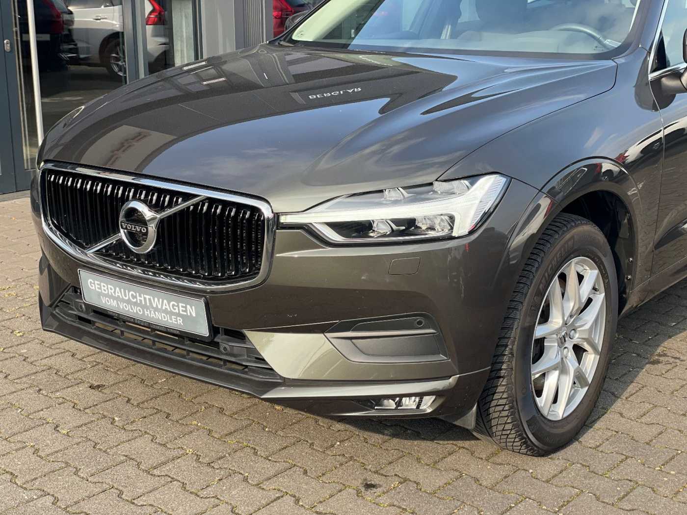 Volvo  D4 AWD Momentum  Kamera Navi SHZ ToteWin