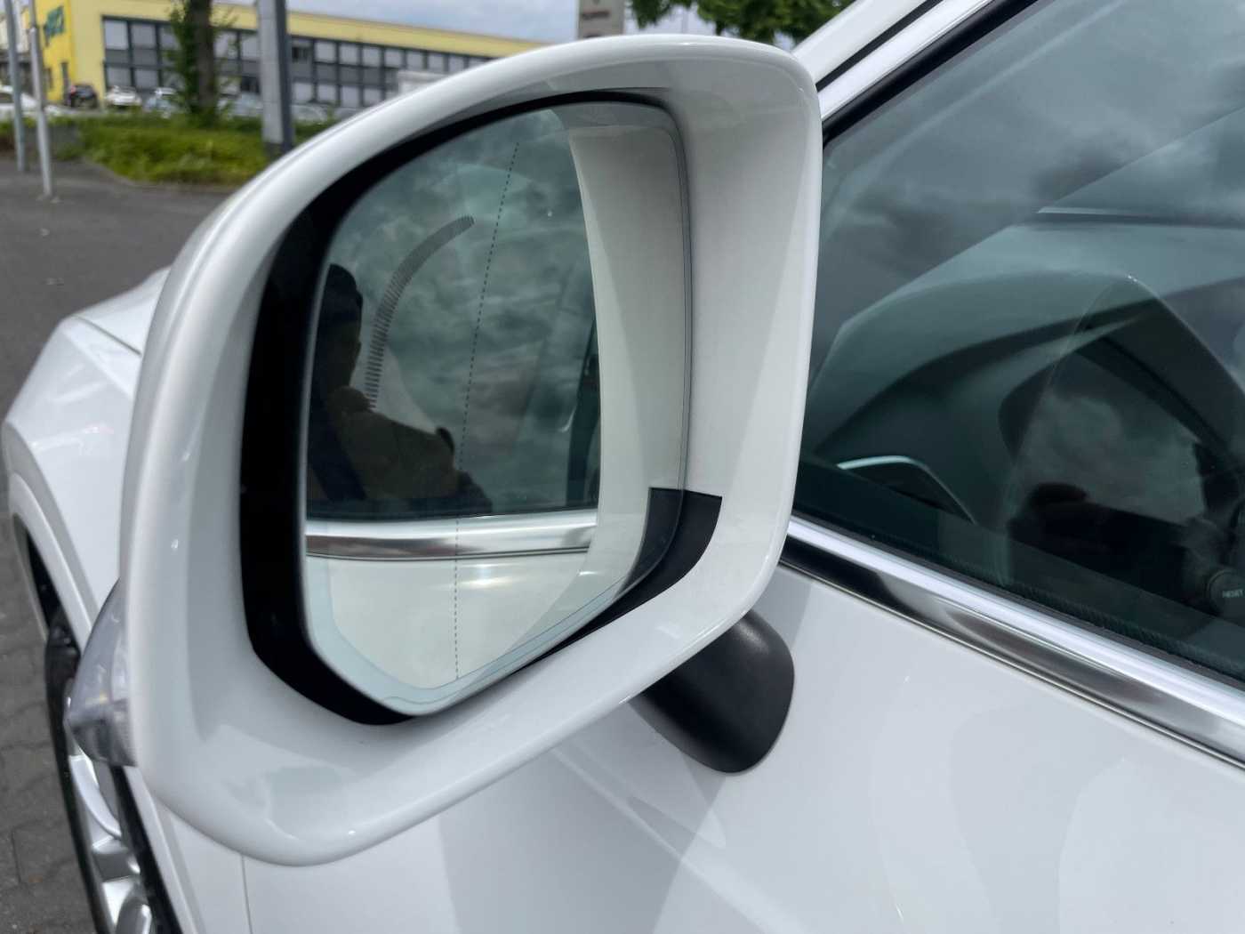 Volvo  D4 2WD Momentum Navi LED ACC