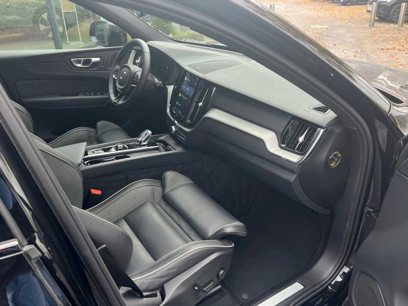 Volvo  Plus Dark B4D AHK H/K