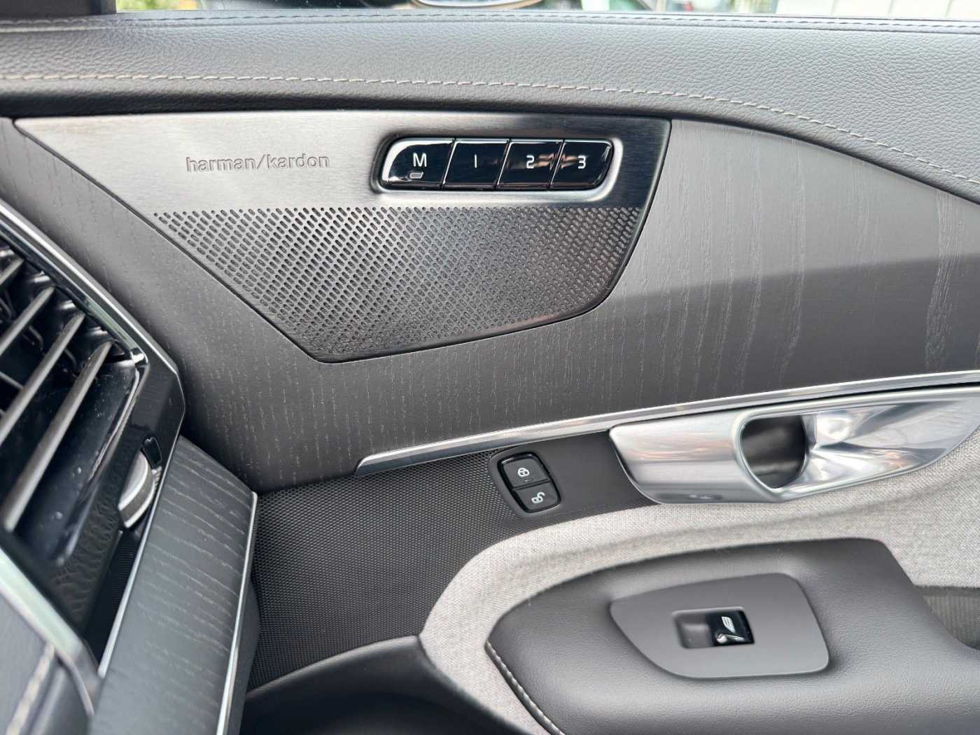 Volvo  T8 Recharge AWD PLUS DARK-7Sitzer-H/K-Pano-