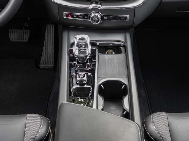 Volvo  B4 2WD Dark Plus EL. HECK AHK LED
