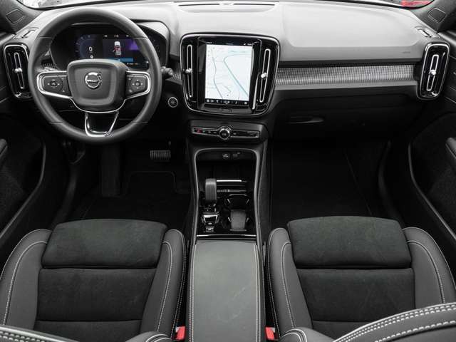 Volvo  B4 2WD Ultimate Dark AHK LED