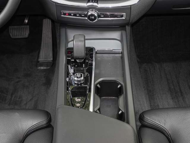 Volvo  B4 2WD Plus Dark ACC EL. HECK