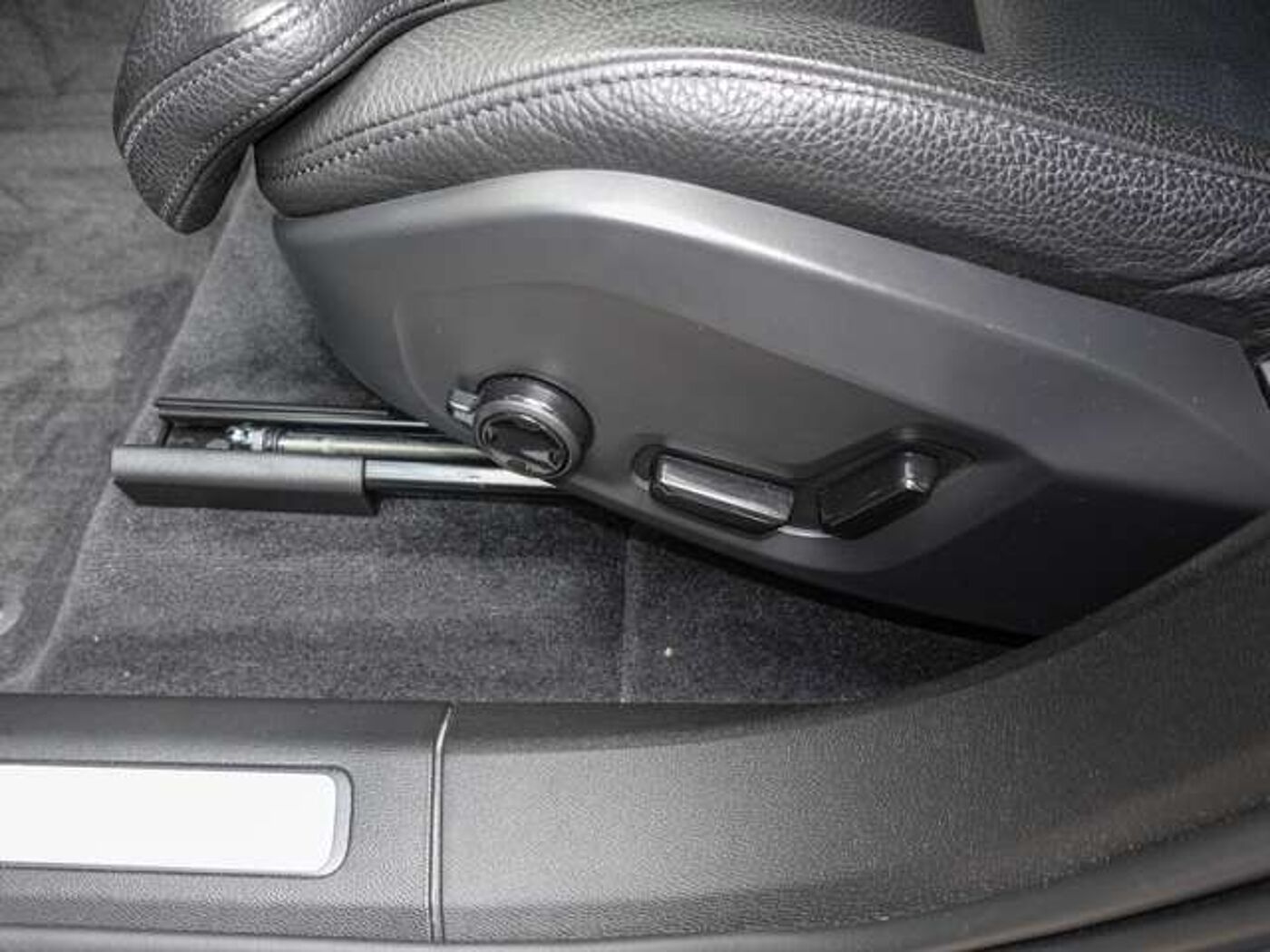Volvo  B4 2WD Plus Dark ACC EL. HECK