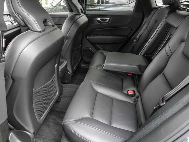 Volvo  B4 2WD Plus Dark ACC EL. HECK