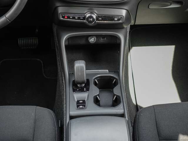 Volvo  T4 2WD Essential Plug-In LED