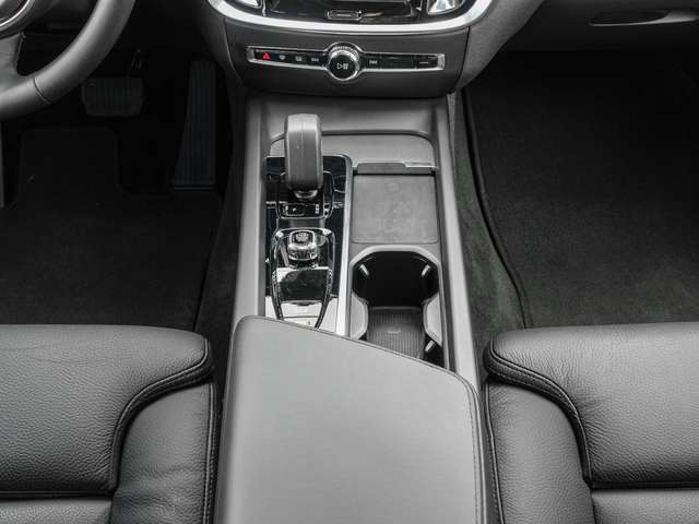 Volvo  B4 AWD Plus 'Pano LED