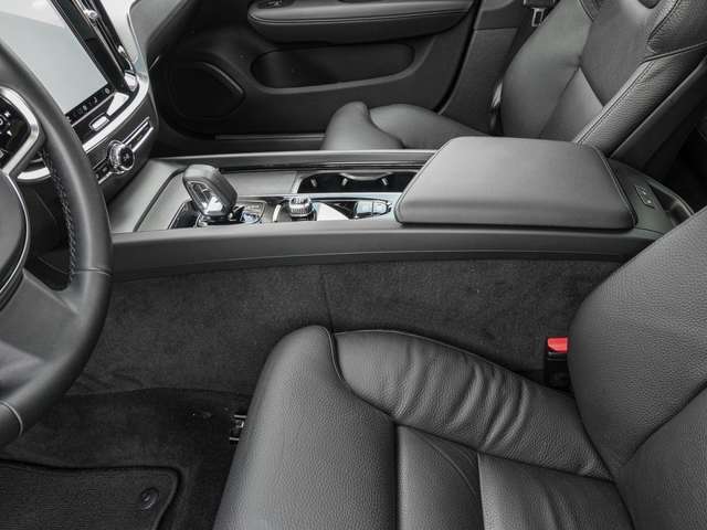 Volvo  B4 AWD Plus 'Pano LED
