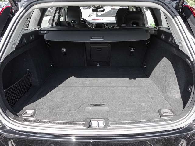 Volvo  B4 AWD Plus LED 4xShz
