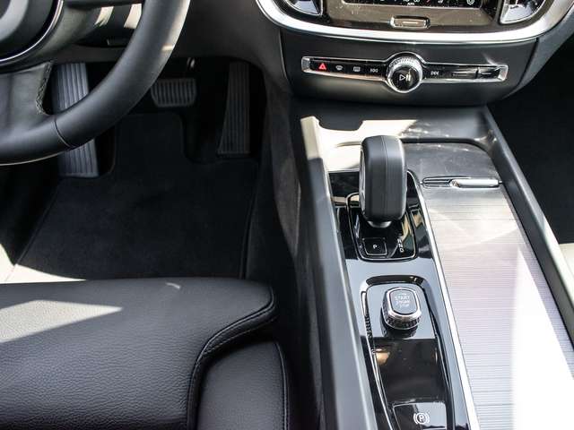 Volvo  B4 AWD Plus ACC LED