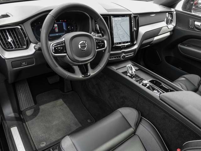 Volvo  B4 2WD Plus Dark EL. HECK Pano LED