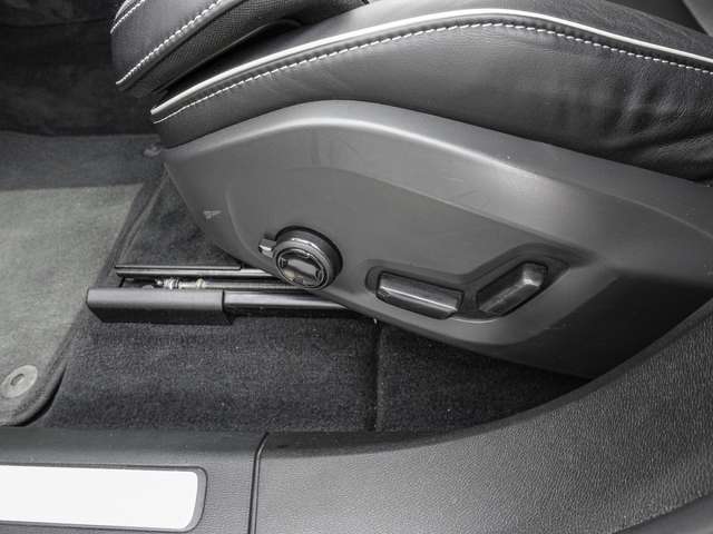 Volvo  B4 2WD Plus Dark EL. HECK Pano LED