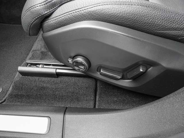 Volvo  B4 AWD Plus Dark MATRIX ACC AUT EL. HECK KAM