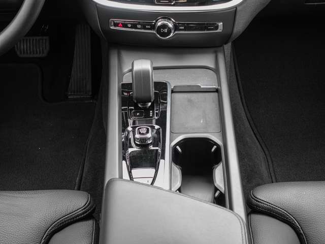 Volvo  B4 AWD Plus LED