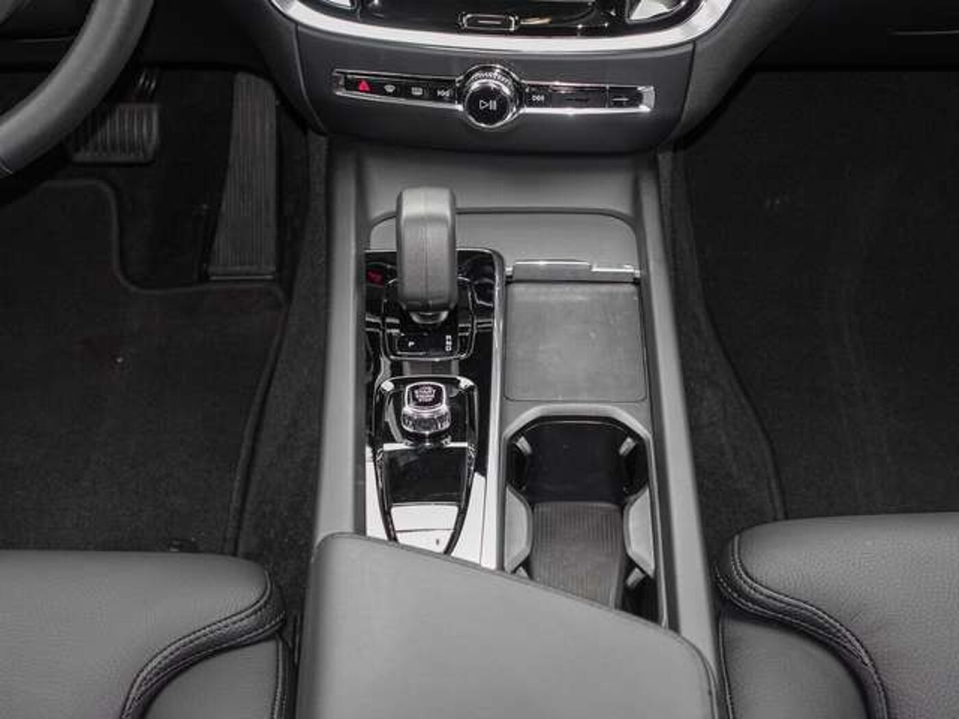 Volvo  B4 AWD Plus 4xSHZ ACC LED