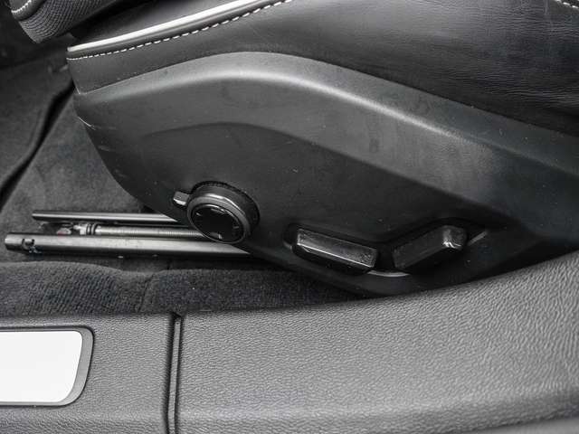 Volvo  B4 AWD Plus 4xSHZ  AHK Harman/Kardon