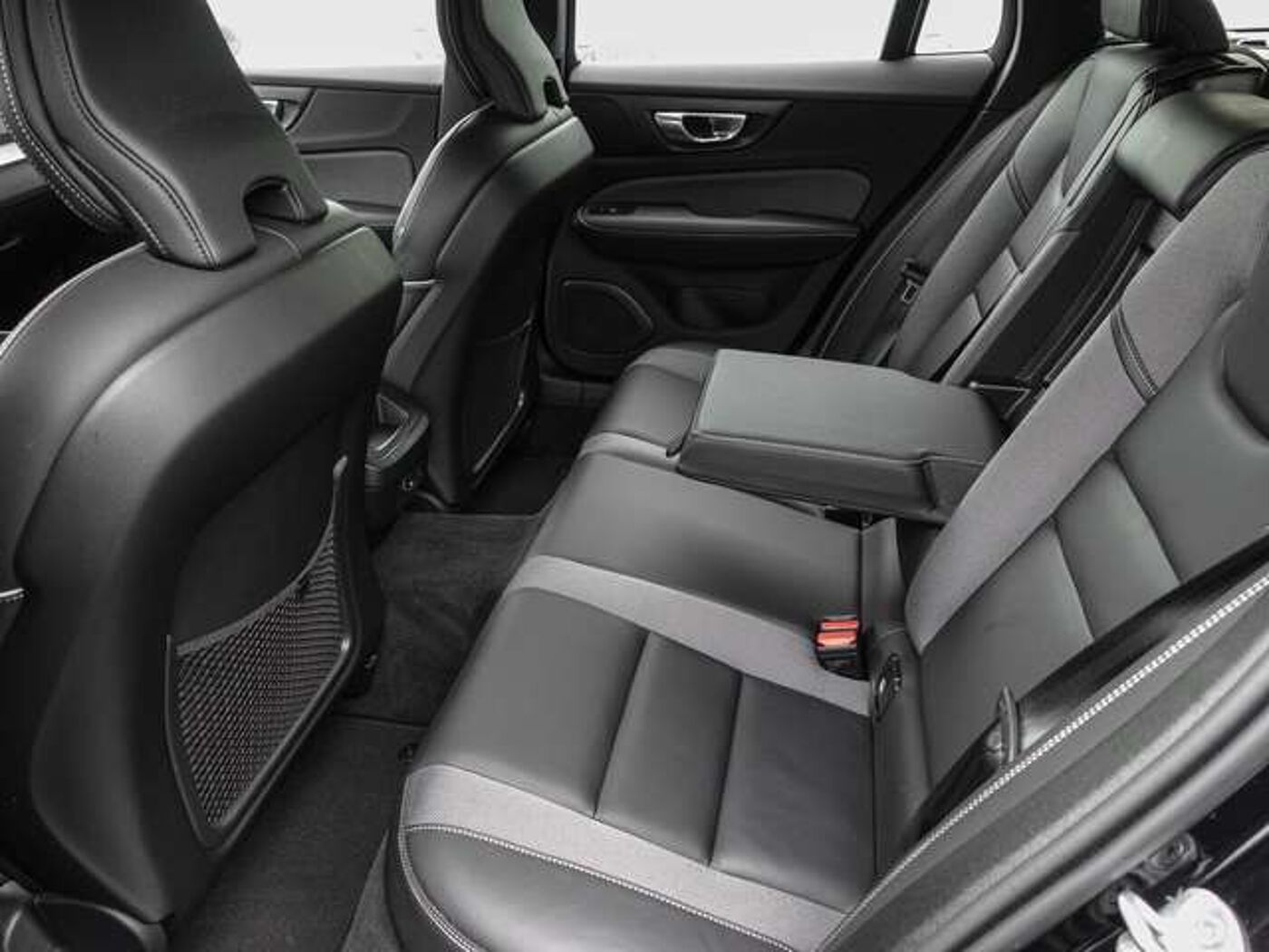 Volvo  B4 AWD Plus 4xSHZ  AHK Harman/Kardon
