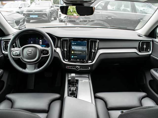 Volvo  B4 AWD Plus ACC  Pano LED