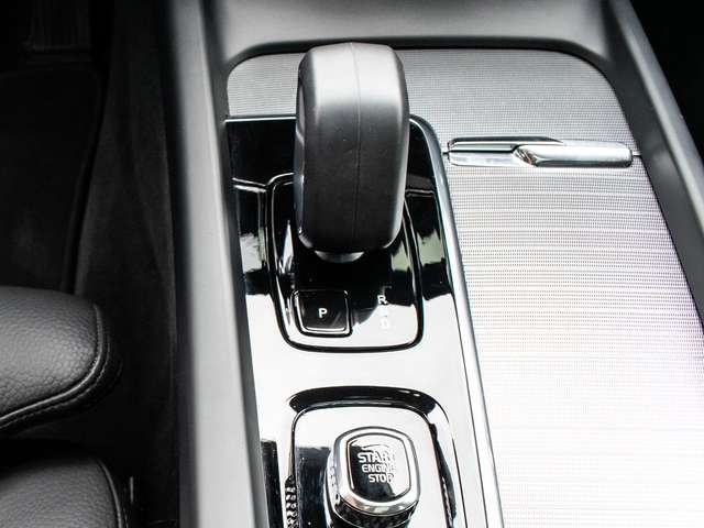 Volvo  B4 AWD Plus ACC  Pano LED