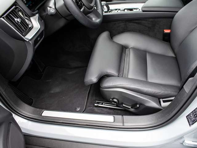 Volvo  B4 AWD Plus ACC  Pano LED