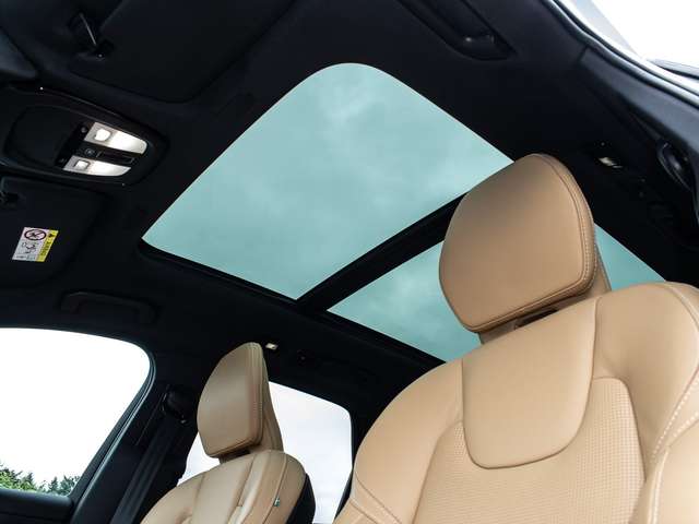 Volvo  B4 AWD Plus Dark AHK Pano Harman/Kardon