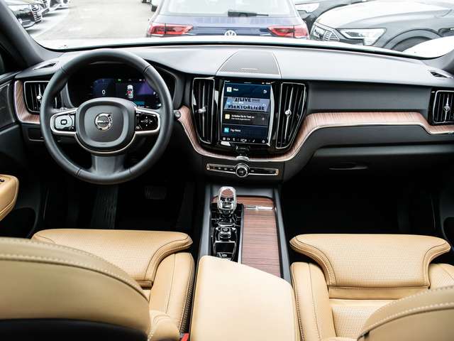 Volvo  B4 AWD Plus Dark AHK Pano Harman/Kardon