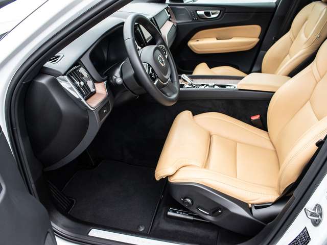 Volvo  B4 AWD Plus Dark AHK Pano Harman/Kardon