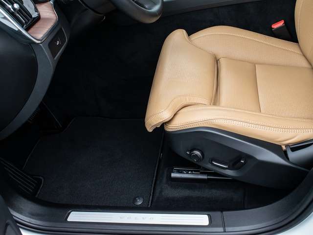 Volvo  B4 AWD Plus Dark AHK Pano Harman/Kardon