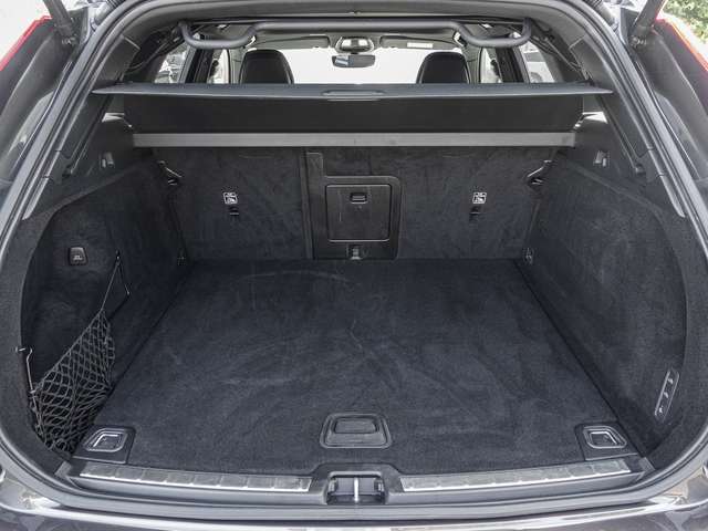 Volvo  B4 AWD R-Design ACC B&W 360Grad